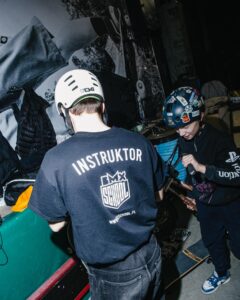 Trener BMX School w trakcie zajęć